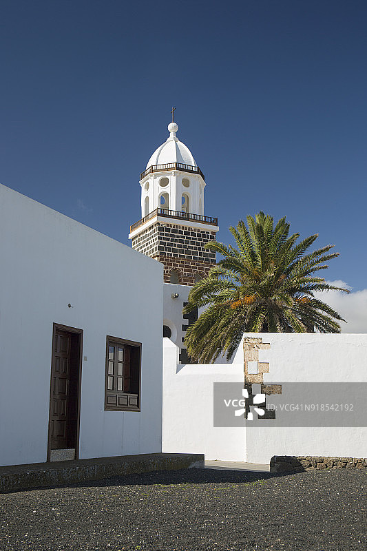 西班牙加那利群岛瓜达卢佩圣母教堂钟楼图片素材