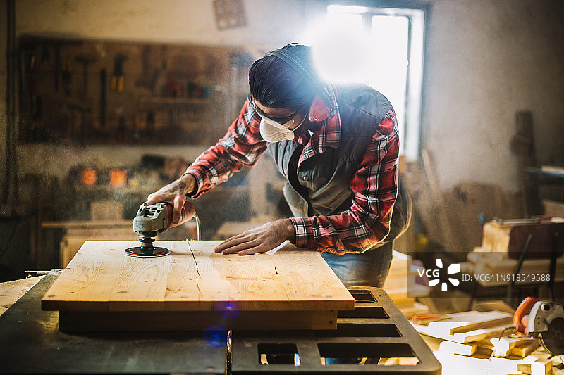 砂光机工作中图片素材