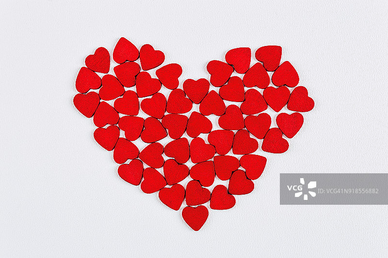 白色背景上的红色心形图片素材