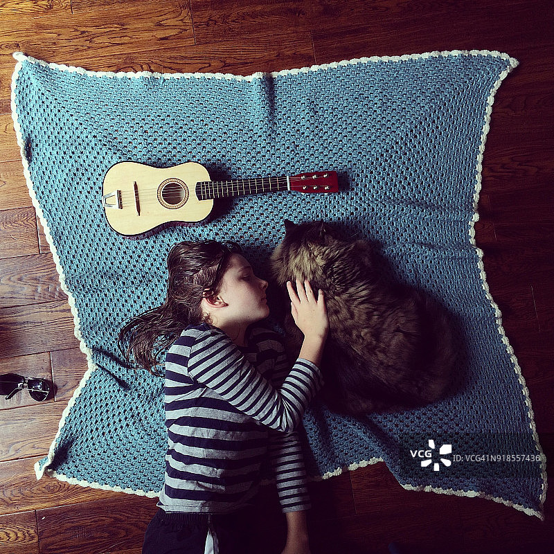 尤克里里、女孩与猫图片素材