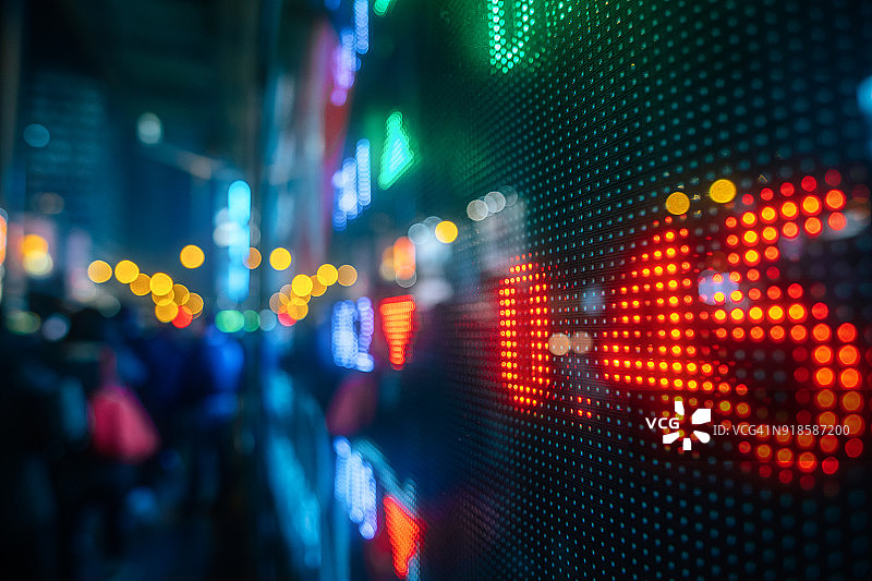 金融股市数字与城市灯光倒影图片素材