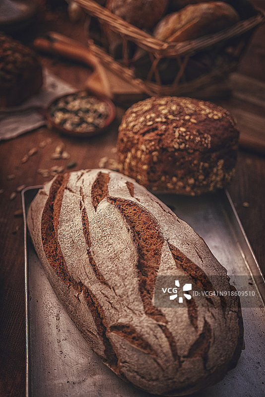 自制的棕色面包、籽面包和酸面包图片素材