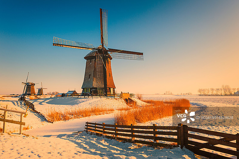 荷兰斯赫默霍恩的冬季风车景观图片素材