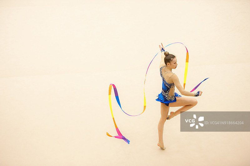 用彩带练习的青少年艺术体操运动员图片素材
