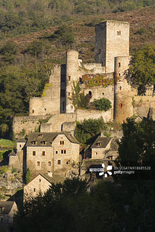 贝尔卡斯泰尔村庄和城堡图片素材