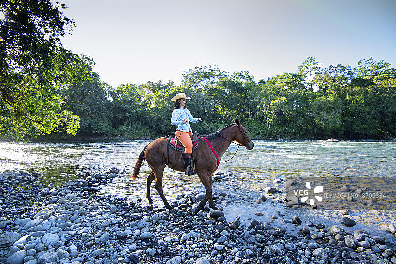 哥斯达黎加萨拉皮基河骑马图片素材