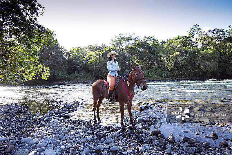 哥斯达黎加萨拉皮基河骑马图片素材