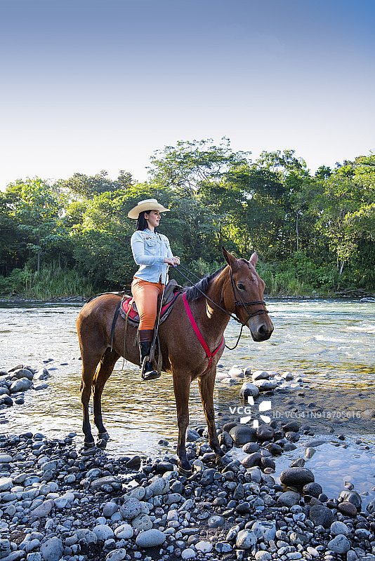 哥斯达黎加萨拉皮基河骑马图片素材