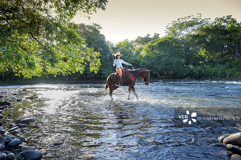 哥斯达黎加萨拉皮基河骑马图片素材
