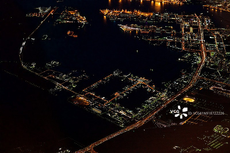 从飞机上俯瞰东京湾、东京门桥、御台场和首都高速公路夜景图片素材