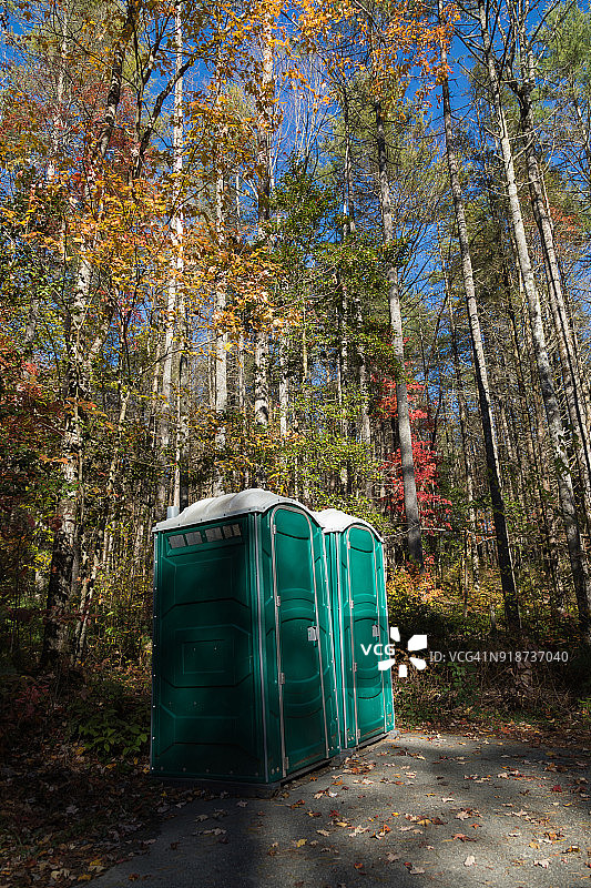 树林里的便携式厕所图片素材