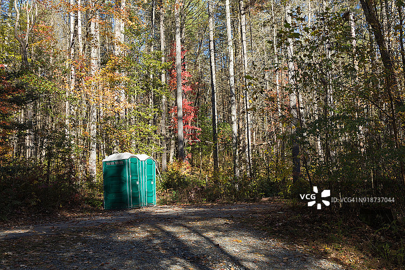 树林里的便携式厕所图片素材