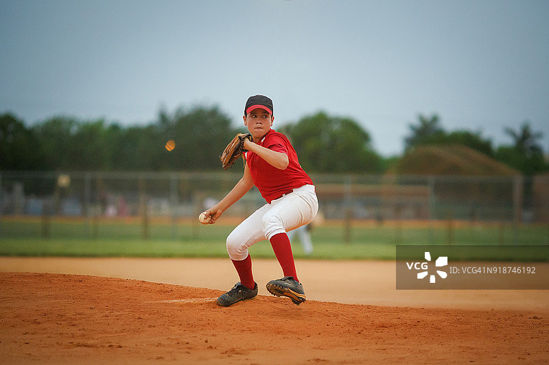 年轻的棒球联盟投手图片素材