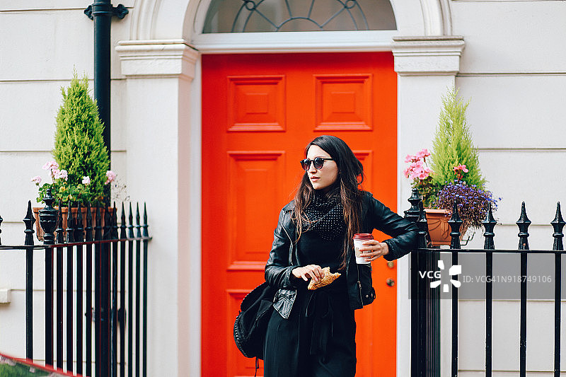 在伦敦喝咖啡的年轻女人图片素材