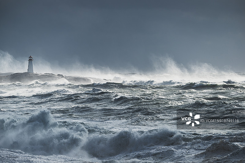 波涛汹涌的海洋灯塔图片素材