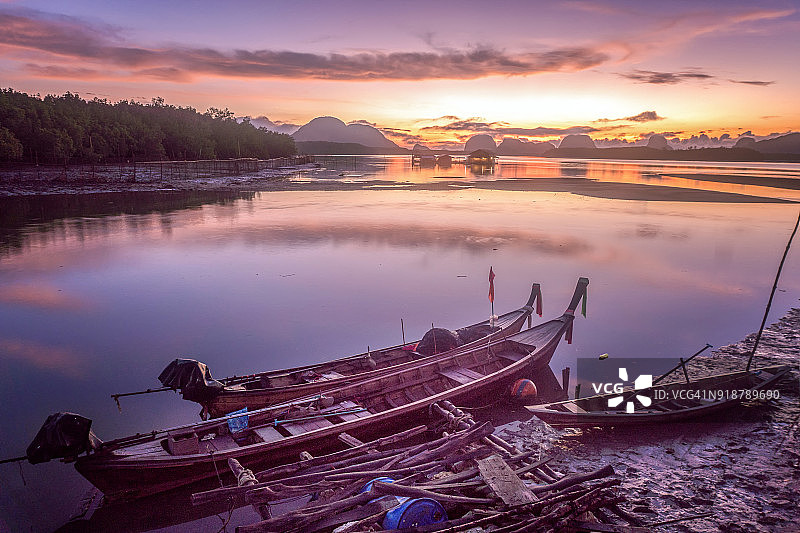 泰国博他伦府塔雷诺伊湖船夫日落倒影图片素材