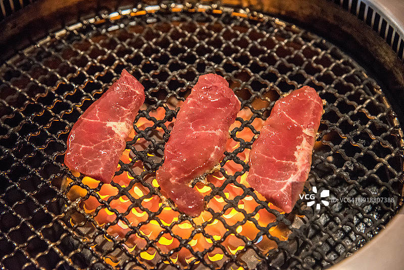 烤炉上的烤猪肉图片素材