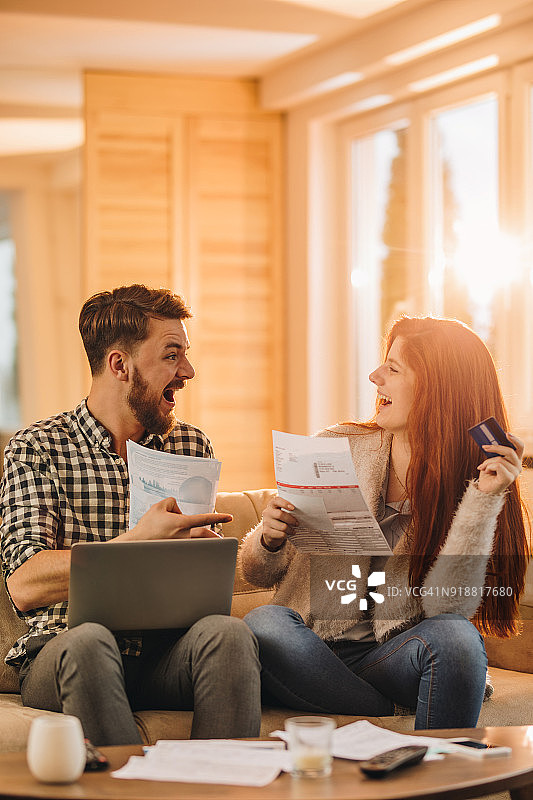 情侣在网上愉快地支付账单图片素材