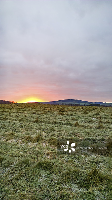 雾天在蒂珀雷里群山和原野上的彩色日出，爱尔兰图片素材