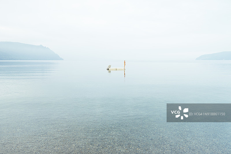 女人站在陶波湖的浮动平台上图片素材