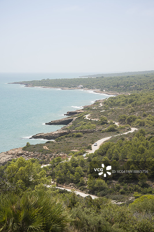 从佩尼斯科拉到阿尔科塞夫雷的土路，俯瞰西班牙卡斯特利翁的地中海图片素材