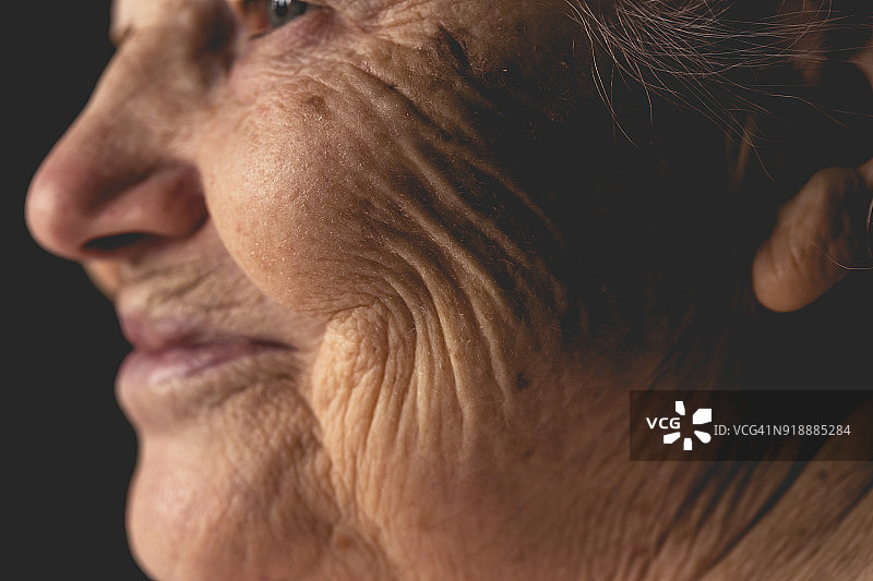 面带微笑的老年妇女的皱纹图片素材