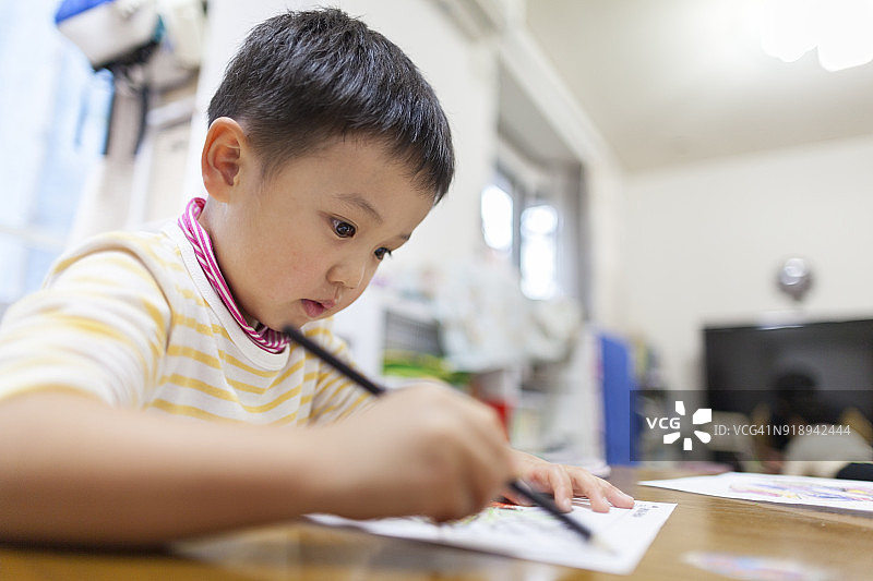 儿童在家画画图片素材