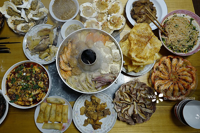 中国云南大理普通家庭的除夕晚餐图片素材