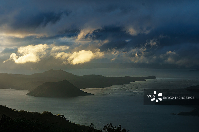 菲律宾吕宋岛塔阿尔湖中心的塔阿尔火山活动景观图片素材