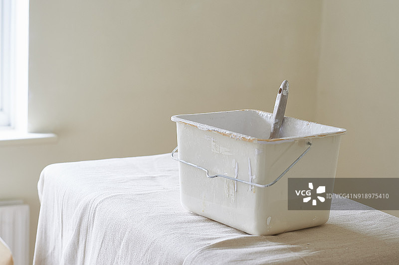 油漆工和装饰工的画笔和油漆桶图片素材