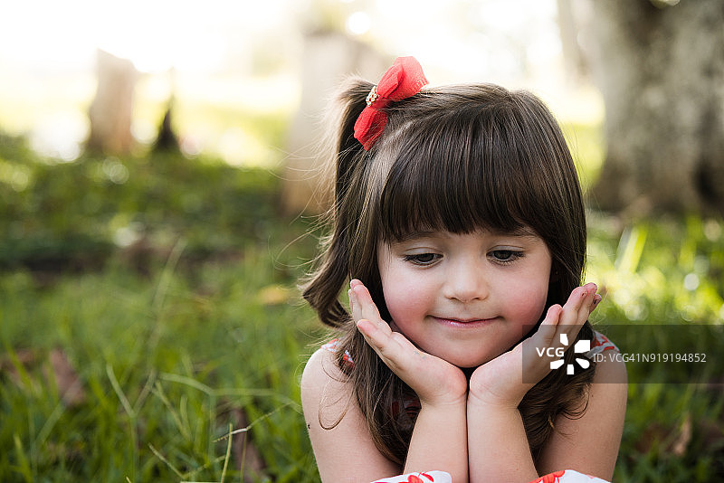 户外玩耍的可爱小女孩图片素材