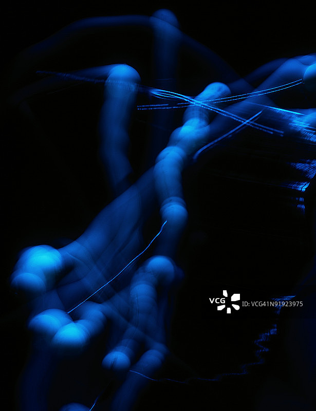 黑色背景上的蓝色抽象图案图片素材