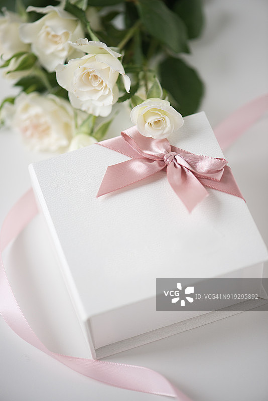 情人节白色玫瑰与粉色丝带礼物图片素材