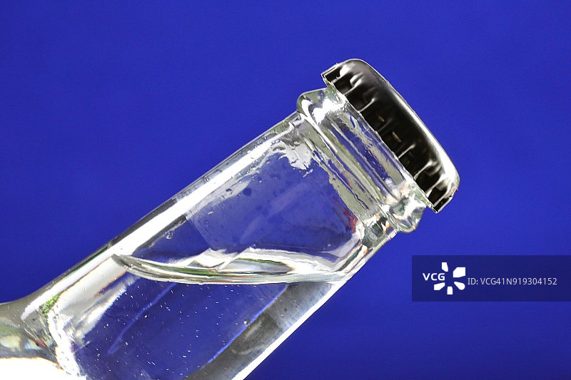 蓝色背景上的苏打饮料瓶图片素材