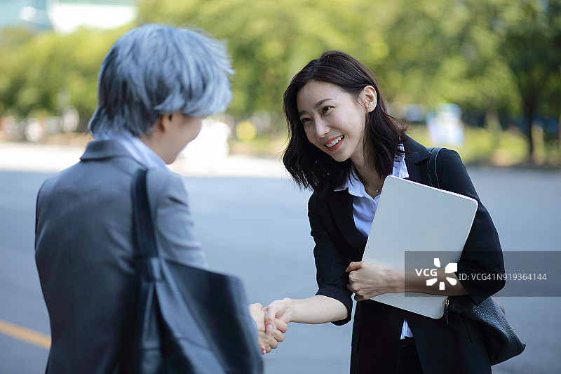 户外商务人士握手图片素材