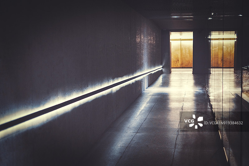 夜间地下城市通道图片素材