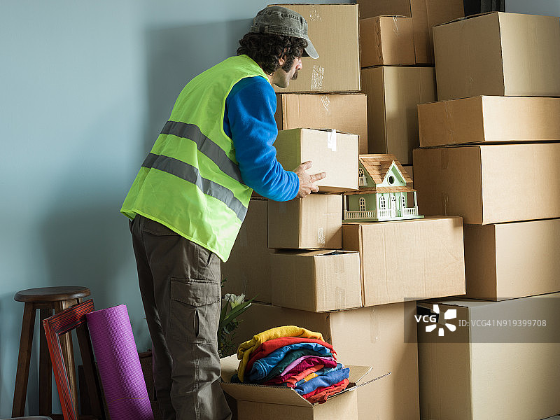 专业搬运工将纸箱搬进新家图片素材