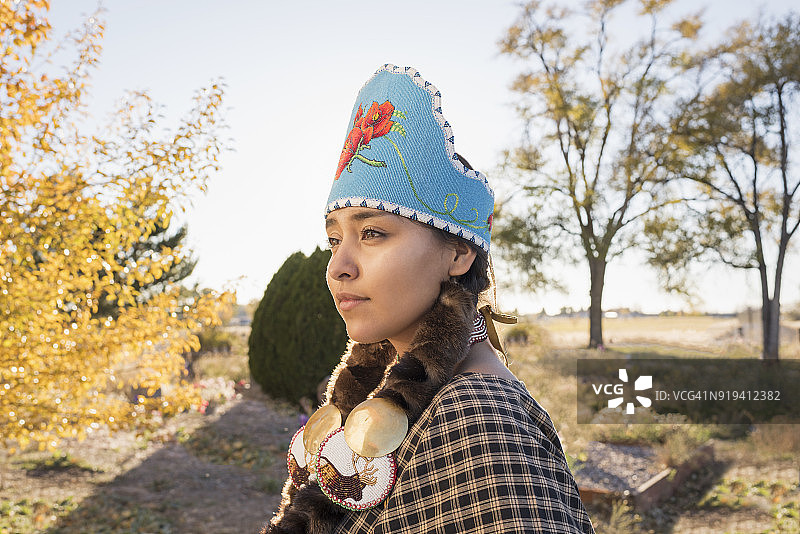 身着传统服饰的年轻美洲原住民女性图片素材