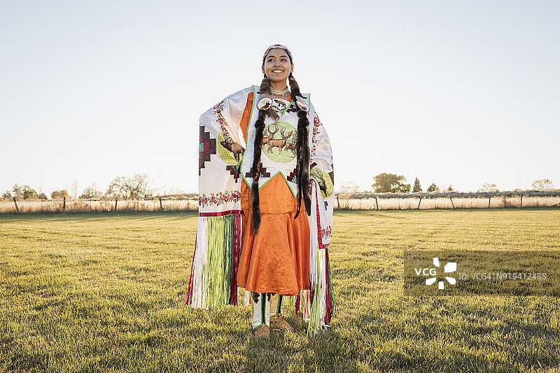 穿着传统服装的年轻美洲原住民妇女在户外图片素材