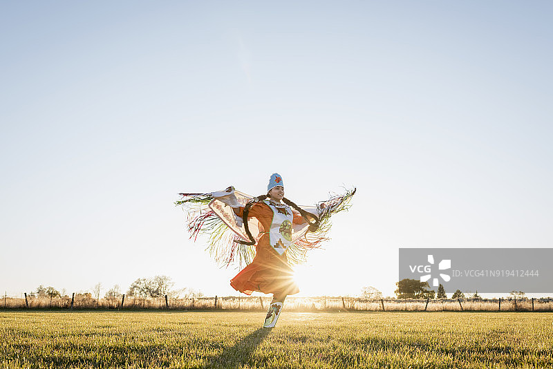 身着传统服装跳舞的年轻美洲原住民妇女图片素材