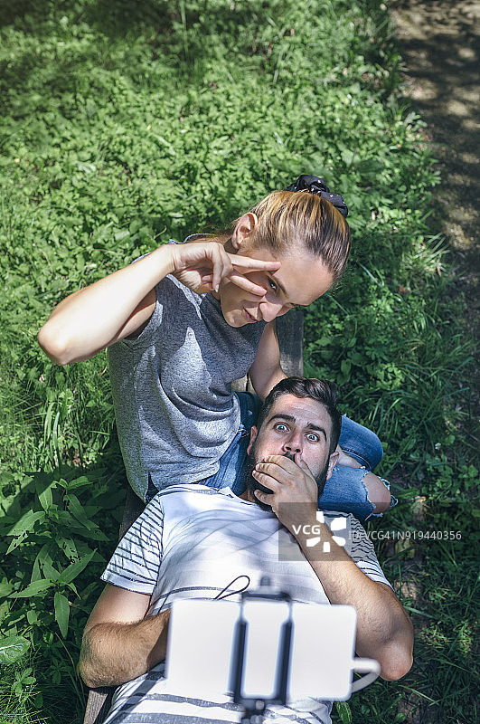 长椅上自拍的快乐情侣图片素材