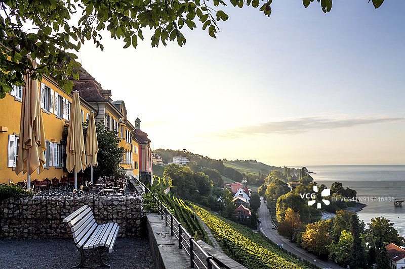 德国巴登-符腾堡州康斯坦茨湖畔梅尔斯堡：州立葡萄酒庄园夜景图片素材