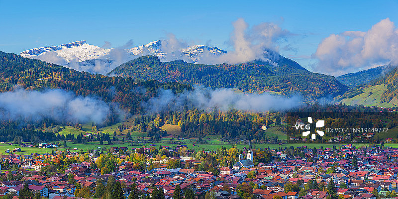 德国巴伐利亚州阿尔高，眺望奥伯斯多夫，背景是霍厄尔伊芬、戈特萨克高原、托雷克、克莱因瓦尔瑟塔尔、奥地利福拉尔贝格、阿尔高阿尔卑斯山图片素材