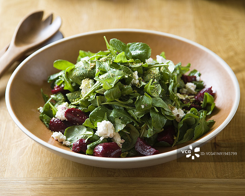 桌子上碗里的沙拉特写镜头图片素材