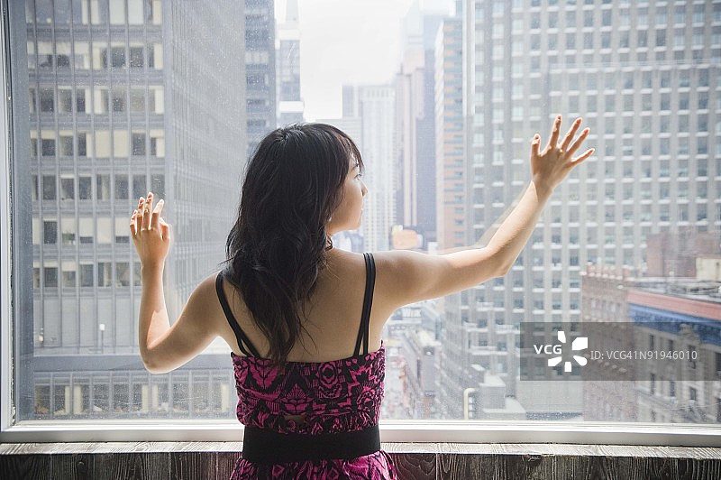 站在窗边的女人图片素材