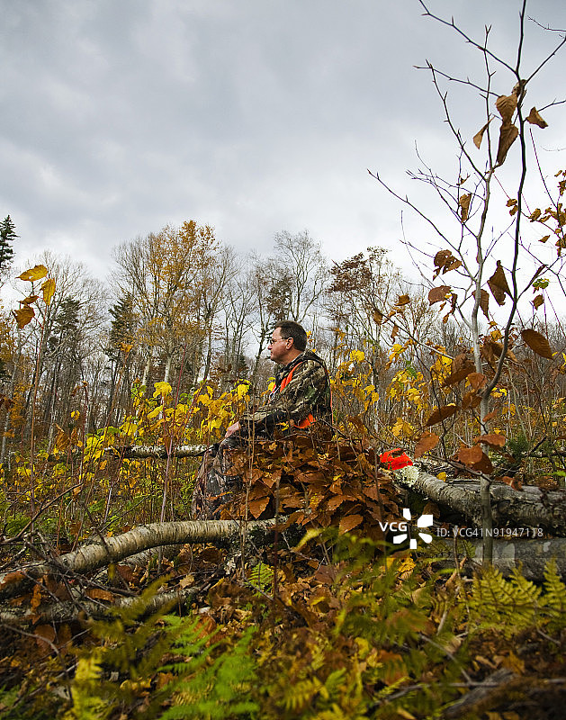 站在植物旁的人图片素材
