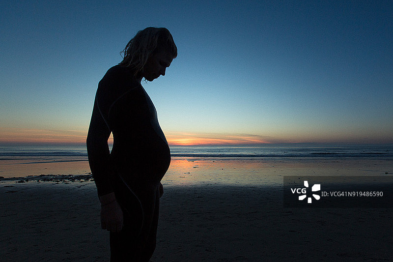 夕阳下的孕妇图片素材