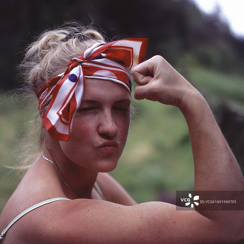 戴头巾的女人图片素材