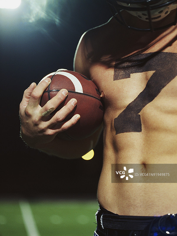 运动员在草地上打球的特写镜头图片素材