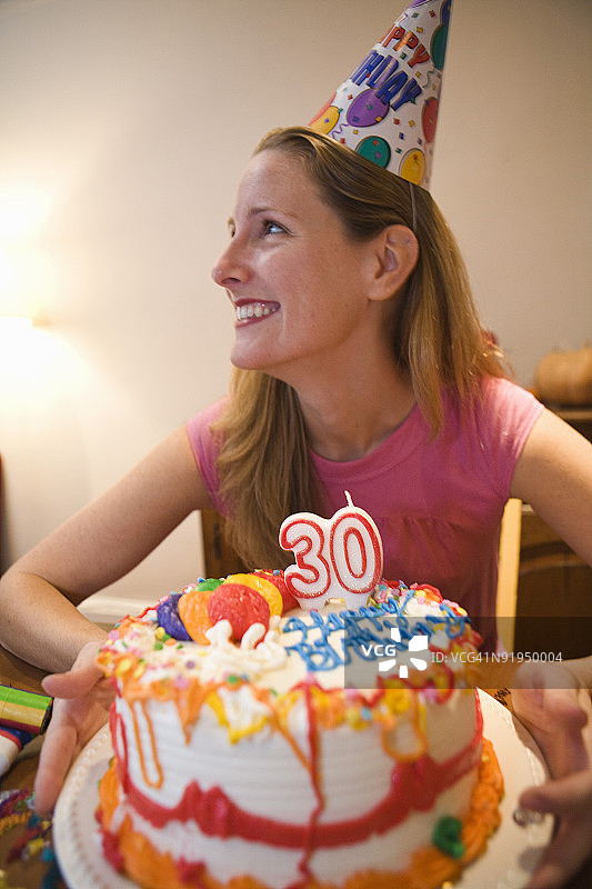 吃生日蛋糕的女孩图片素材